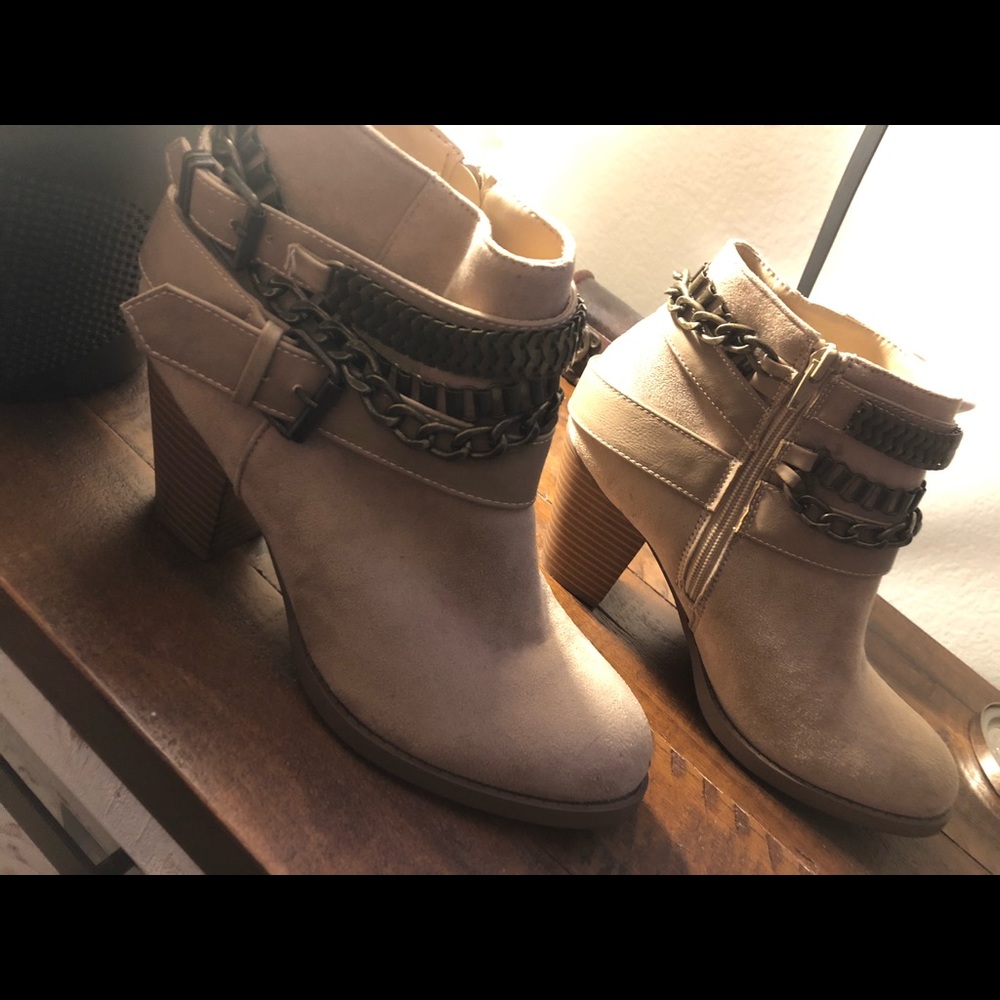 Shoe dazzle tan chain bootie